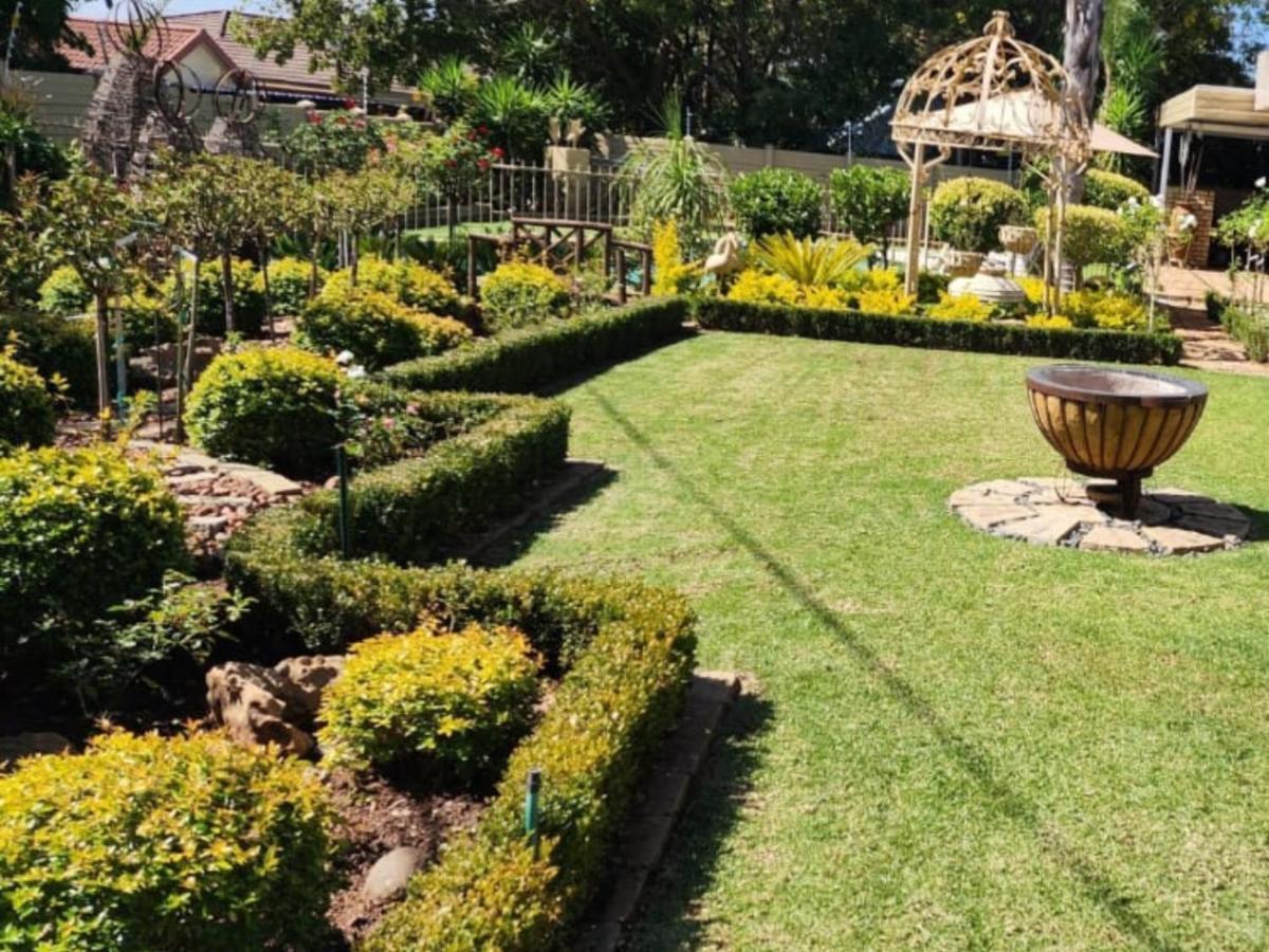 Villa Rose Cottages Bloemfontein Buitenkant foto