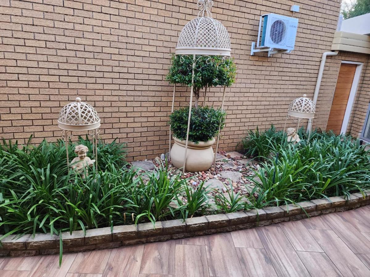 Villa Rose Cottages Bloemfontein Buitenkant foto