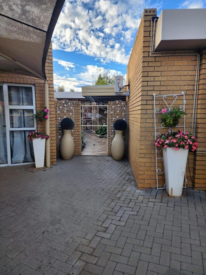 Villa Rose Cottages Bloemfontein Buitenkant foto