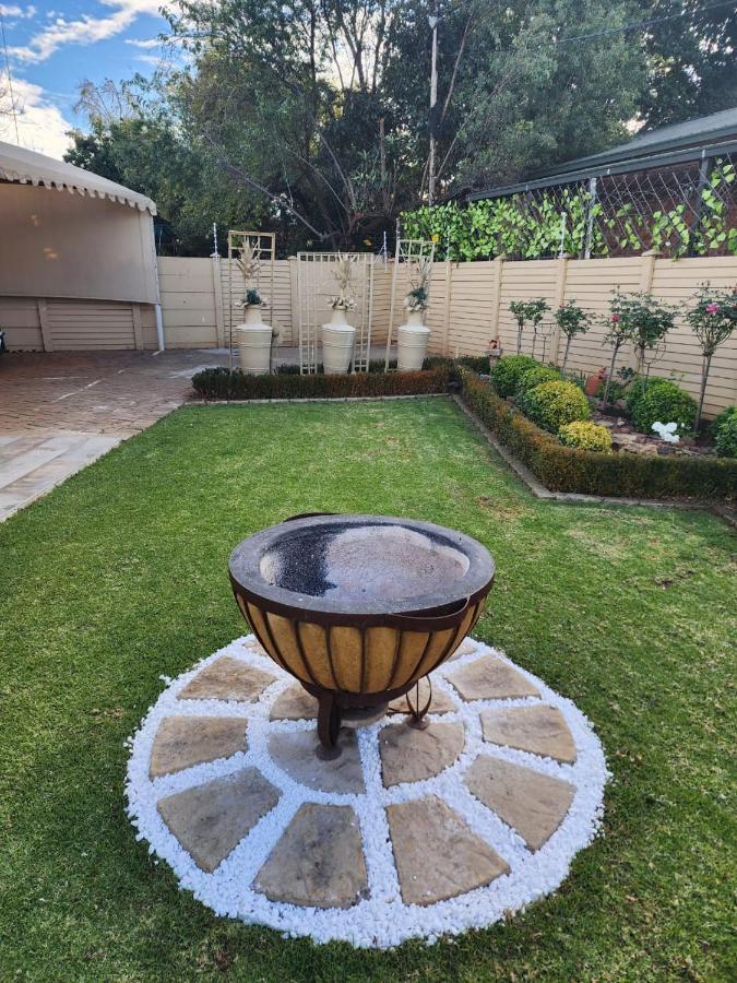 Villa Rose Cottages Bloemfontein Buitenkant foto