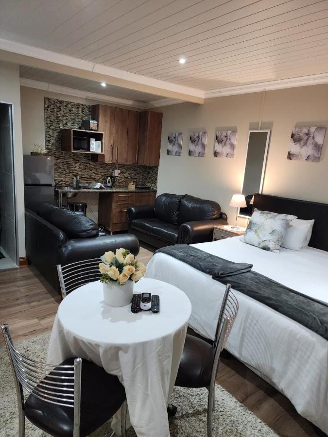 Villa Rose Cottages Bloemfontein Buitenkant foto