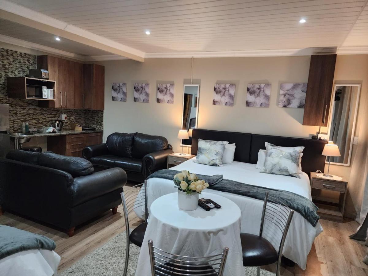 Villa Rose Cottages Bloemfontein Buitenkant foto